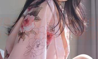 准备好迎接Kang Inkyung的白色比基尼写真——除了反光还包含观众的惊叹。