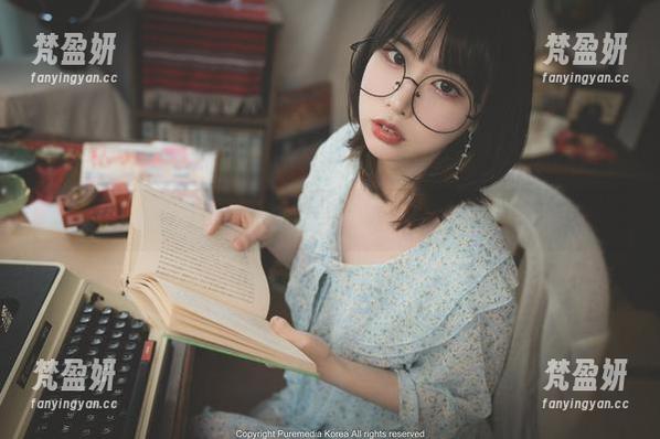 Uhye(이유혜)在游泳池的故事：光线不足，但套图满分！-梵盈妍