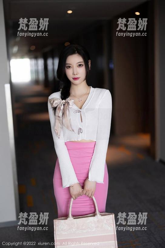 Xiuren秀人网 - 养乐多Doll的兔女郎，竟然把萝卜和奶昔混到一起？！-梵盈妍