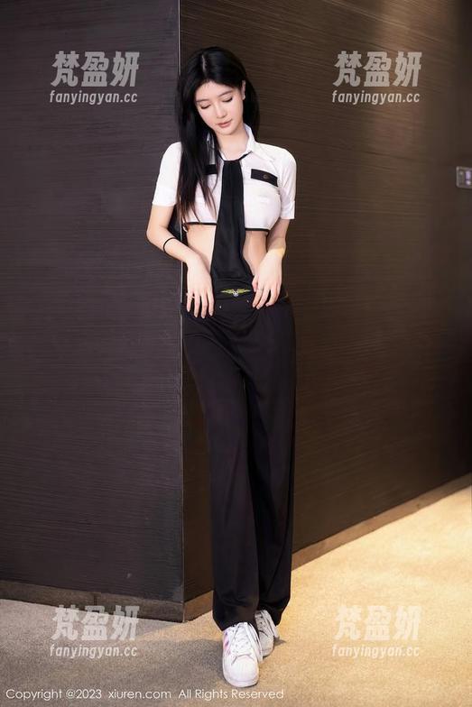 Xiuren秀人网 - 油田溪溪的无圣光写真：看这双美足在光影间摇摆-梵盈妍