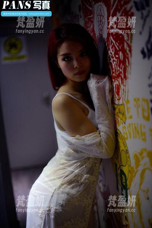 pans - 无奈的雯雯在连体衣里，原图完美诠释错位感。-梵盈妍
