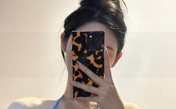 微密圈 - 不爱笑的赛琳与她的秘书梦：写真更新让人自问“能不能这样？”