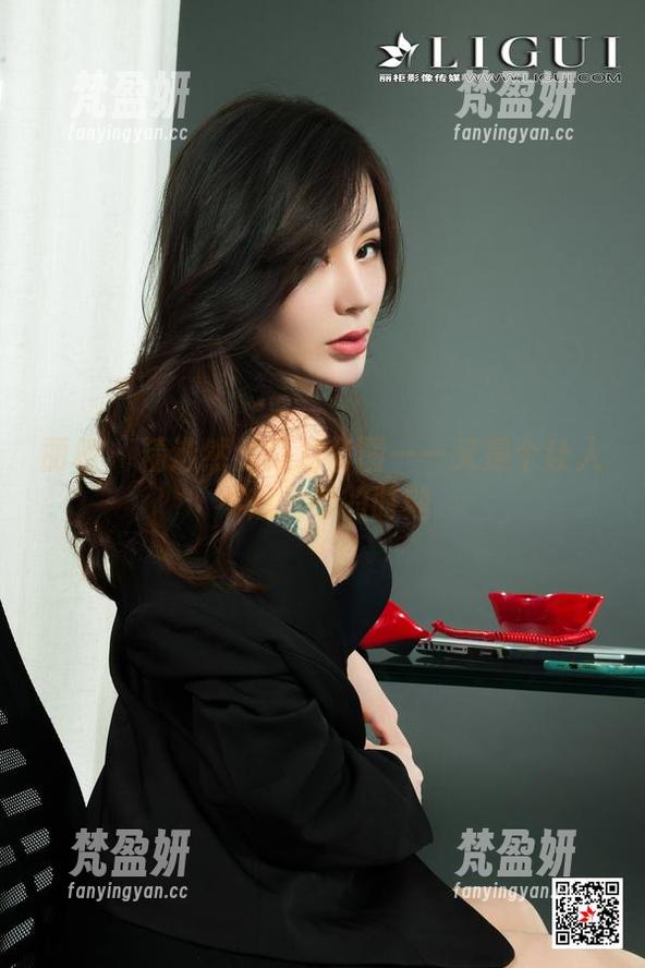 丽柜 - 精选然然泳池套图——又是个让人不想挪眼的时刻-梵盈妍