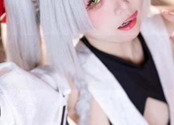 九柒喵修女的不同姿态写真，图片中的我开始自我反省。