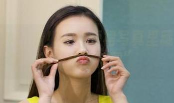 克拉女神 - 看！小芹短裙写真里藏了怎样的“秘密花园”