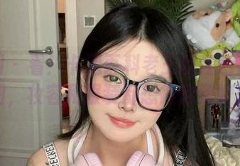 微密圈 - 看！卡通百科老王的红色蕾丝套图，妆容和服装都想得恰到好处