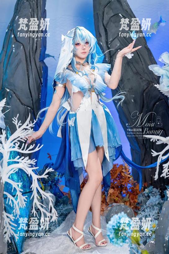 最新咬一口兔娘写真：魔女圣诞夜，看得我脑海里全是闪烁的星星。-梵盈妍