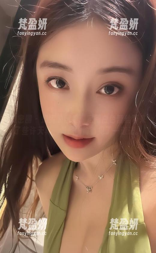 微密圈 - 奶雯的图集：定制白色蕾丝带来了些许天真，像是偷偷看见了一道光。-梵盈妍