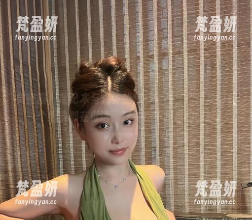 微密圈 - 笔记本与奶雯的秘书制服，作品里的每一个细节都在低语，迷失在不经意的时刻。-梵盈妍
