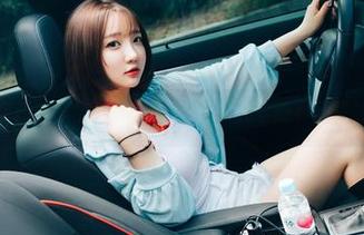 看，高跟鞋下的孙乐乐(손예은)，完全没有圣光的尴尬