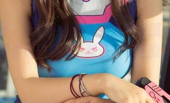 尤果网 - 无意中看到李宝儿的制服写真，转头对着镜子自问：我还有存在的必要吗？