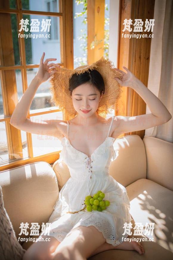 年年Nnian与泳池的最新图册，这种气氛让我停住了，恍惚了一下。-梵盈妍