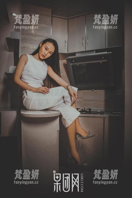 果团网 - 黄歆苑美脚图集：腿部优雅，太让人‘踢’到点了！-梵盈妍