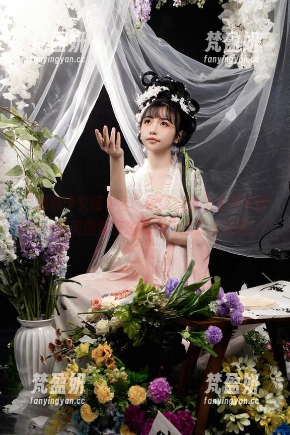 “爆机少女喵小吉”说了，镜花水月中的每一张美图都在邀请你！赶紧来领取！-梵盈妍