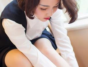 爱蜜社 - 梦心玥的吊带写真，下载前请准备好迎接惊艳的自己。