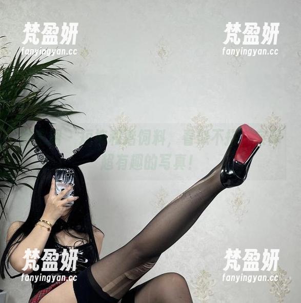微密圈 - 短裤和猪饲料，看似不搭，实际超有趣的写真！-梵盈妍