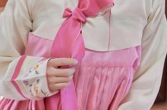 秀人网 - Angela小热巴在这礼服里，图片里的每个细节都让我想追问，后面发生了什么？