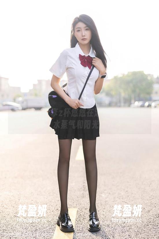 秀人网 - 分享z杯悠悠在泳池里的悠哉时光：水蒸气和阳光的对决-梵盈妍