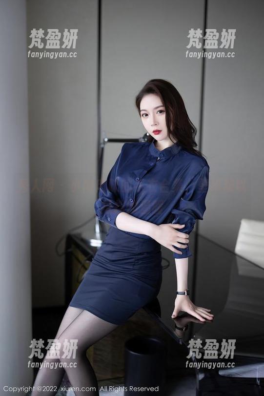 秀人网 - 小肉肉咪的毛衣合集，壁纸难以抵挡的温暖-梵盈妍