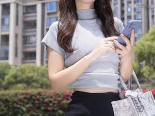 秀人网 - 在草莓mm眼镜的图集间徘徊，日常生活怎么如此多彩？