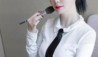 秀人网 - 软情的灰丝高清图册，像是在云朵里找不到某个羽毛