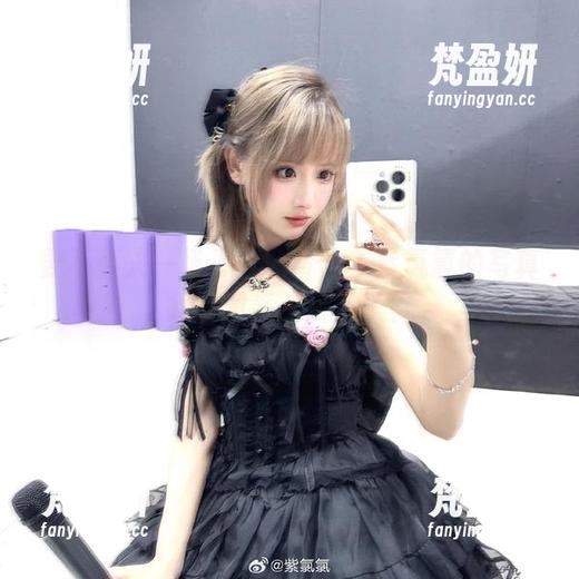 要不要来一场天台的冒险？紫氯氯的写真集原图受不受得了？-梵盈妍