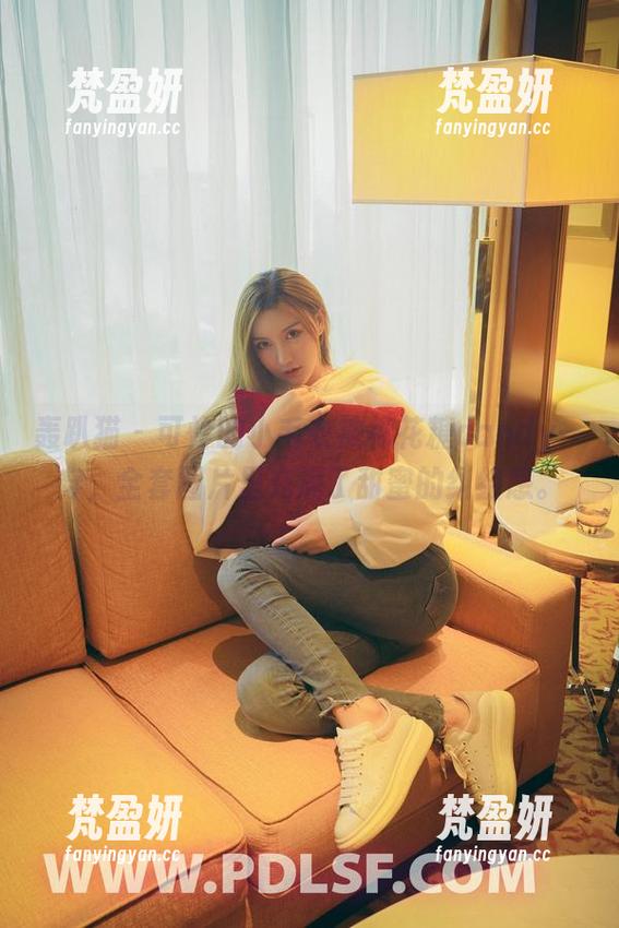 轰趴猫 - 可怜的小毛衣被棉花糖candy一穿，全套图片里充满了甜蜜的纠结感。-梵盈妍