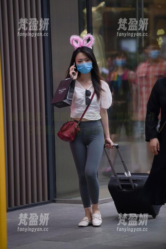 魔镜街拍 - 震撼的高清美图，婷婷的工作日常黑丝里藏着怎样的小心思？-梵盈妍