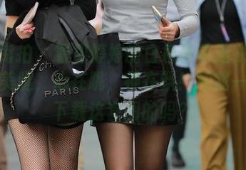 魔镜街拍 - 看见婷婷的白色吊带连衣裙和黑丝美腿，心在跳，神在飘！和我一样想下载这套图的吗？