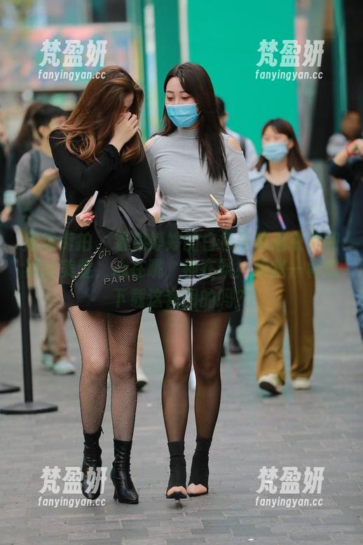 魔镜街拍 - 看见婷婷的白色吊带连衣裙和黑丝美腿，心在跳，神在飘！和我一样想下载这套图的吗？-梵盈妍