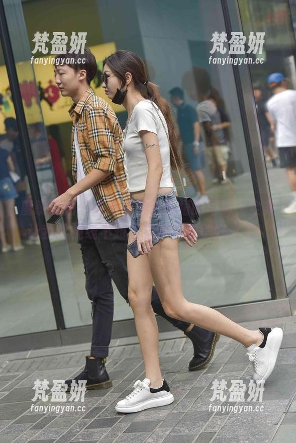 魔镜街拍：这些白色包臀裙的写真，全集让我的视线不知不觉停留在美好之上！-梵盈妍
