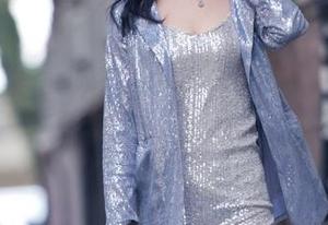 魔镜街拍更新啦！原图展示了这条绿色包臀短裙的完美…咳咳，腿长好像也很重要！